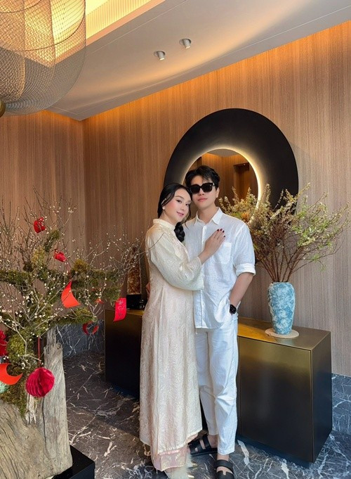 Dịp Tết, Lâm Khánh Chi và Bá Thành cũng liên tục xuất hiện cùng nhau, quấn quýt không rời.