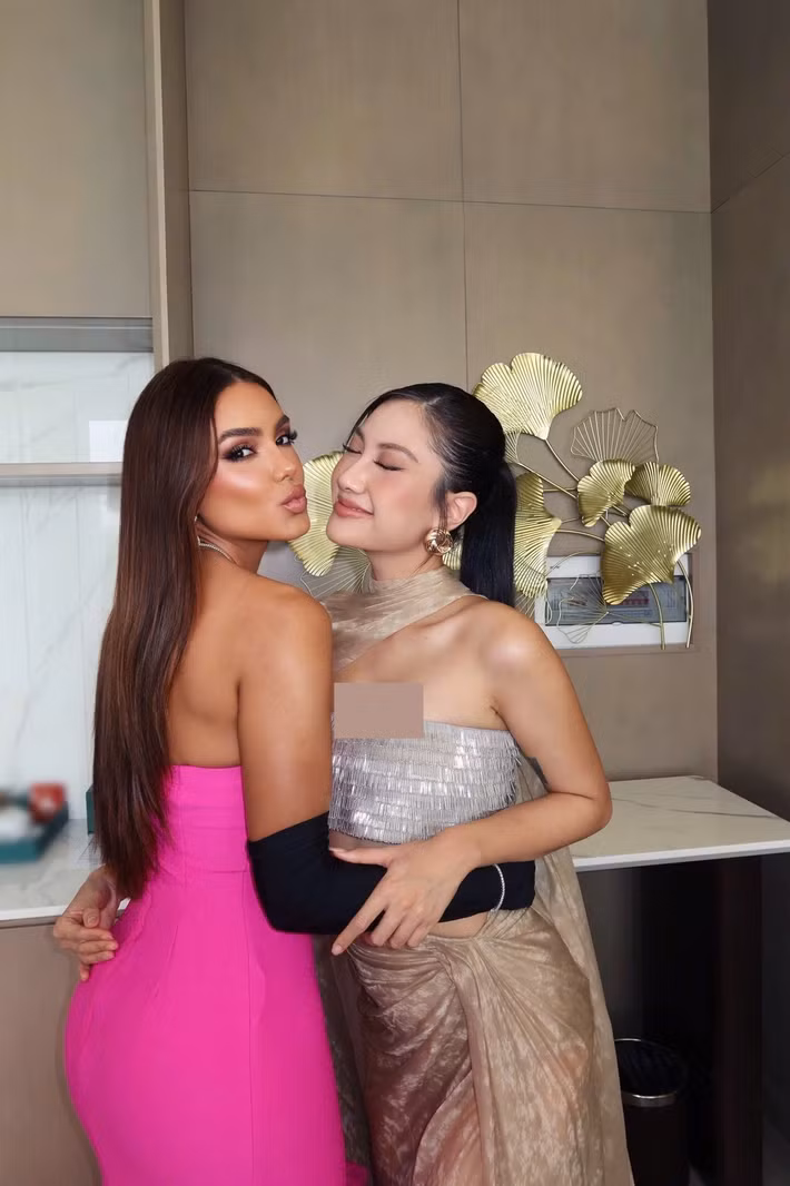 Gabriela sở hữu gương mặt đẹp sắc sảo, vóc dáng quyến rũ. Phương Linh có gương mặt thanh tú, thân hình gợi cảm.