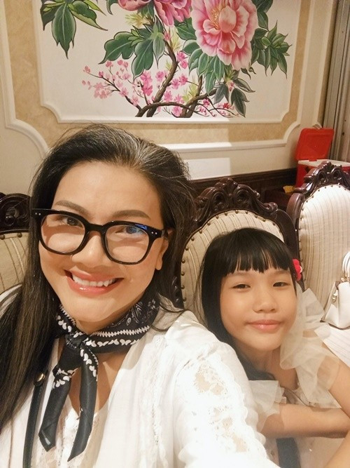 Thanh Thư - con gái út của Kiều Trinh cao gần 1m5 dù mới 9 tuổi. Ảnh: FB Kiều Trinh.