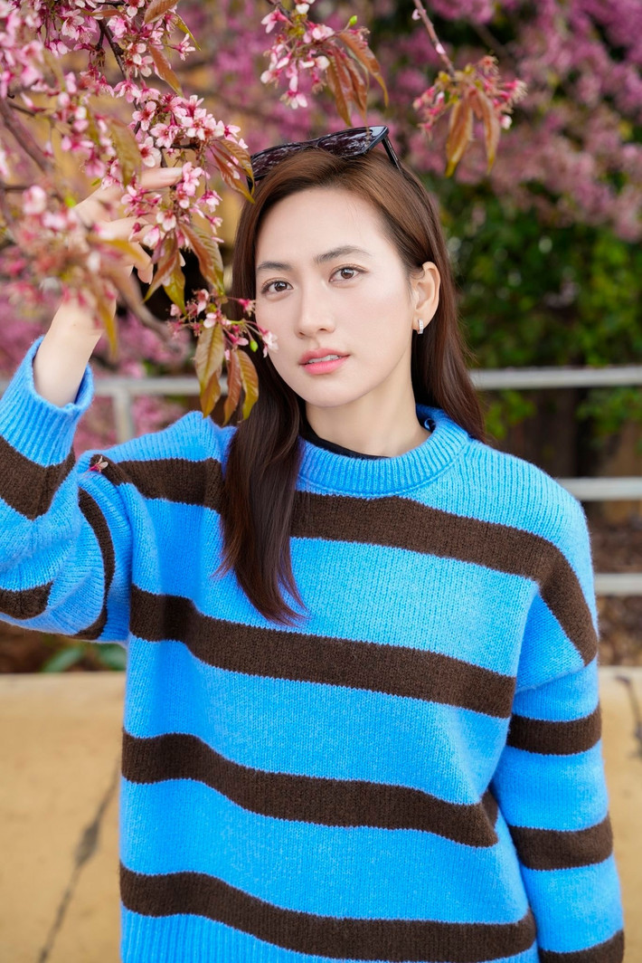 Diễn viên Phương Anh Đào đẹp dịu dàng, trong trẻo giữa khung cảnh thiên nhiên ngập tràn sắc hồng của hoa. Ảnh: FB Phương Anh Đào.