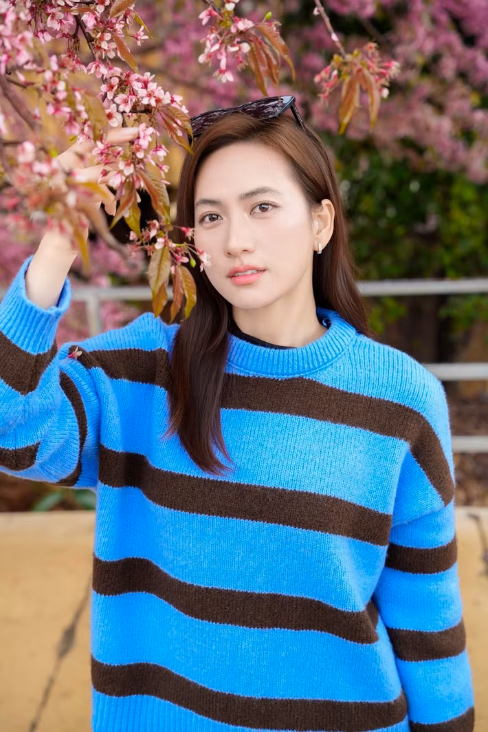 Diễn viên Phương Anh Đào đẹp dịu dàng, trong trẻo giữa khung cảnh thiên nhiên ngập tràn sắc hồng của hoa. Ảnh: FB Phương Anh Đào.