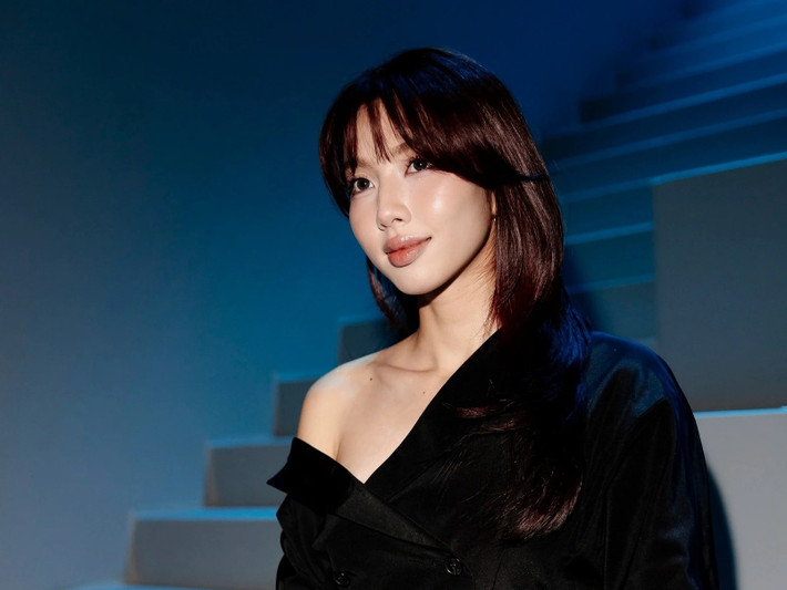 Thùy Tiên đăng quang Miss Grand International 2021- Hoa hậu Hòa bình Quốc tế 2021. Sau cuộc thi, cô nổi tiếng, trở nên giàu có. Mới đây, Thùy Tiên bị khởi tố vì tội Lừa dối khách hàng. Ảnh: Znews.