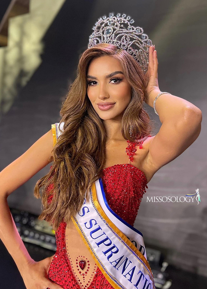 Sau thất bại trước Nguyễn Thúc Thùy Tiên ở Hoa hậu Hòa bình Quốc tế 2021, Andrea Aguilera đăng quang Miss Supranational 2023- Hoa hậu Siêu quốc gia 2023. Ảnh: Missosology.