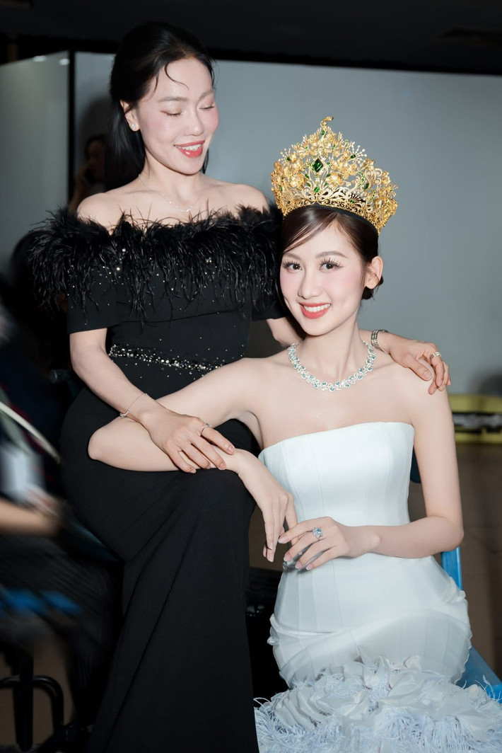 "Cảm ơn mẹ Hiền và chị Dung - những người đã luôn ở bên, là điểm tựa và là nguồn động lực lớn nhất để con có thể trở thành phiên bản tốt hơn của chính mình mỗi ngày. Yêu thương và trân trọng thật nhiều ạ’, Quế Anh viết nhân dịp ngày 20/10. Ảnh: FB Quế Anh.