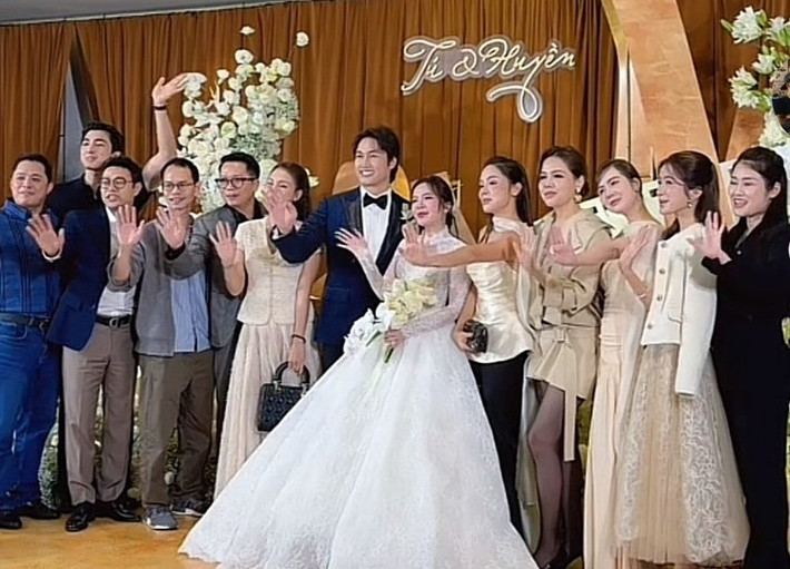 Huyền Lizzie (thứ ba bên phải) đến chúc mừng Đình Tú và Ngọc Huyền. Ảnh: Tiền Phong.