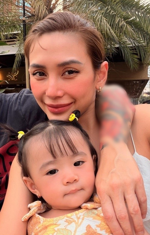 Võ Hoàng Yến từng đưa con sang Mỹ đoàn tụ chồng. Đầu tháng 1/2026, chồng nữ người mẫu về Việt Nam để ở bên vợ con.