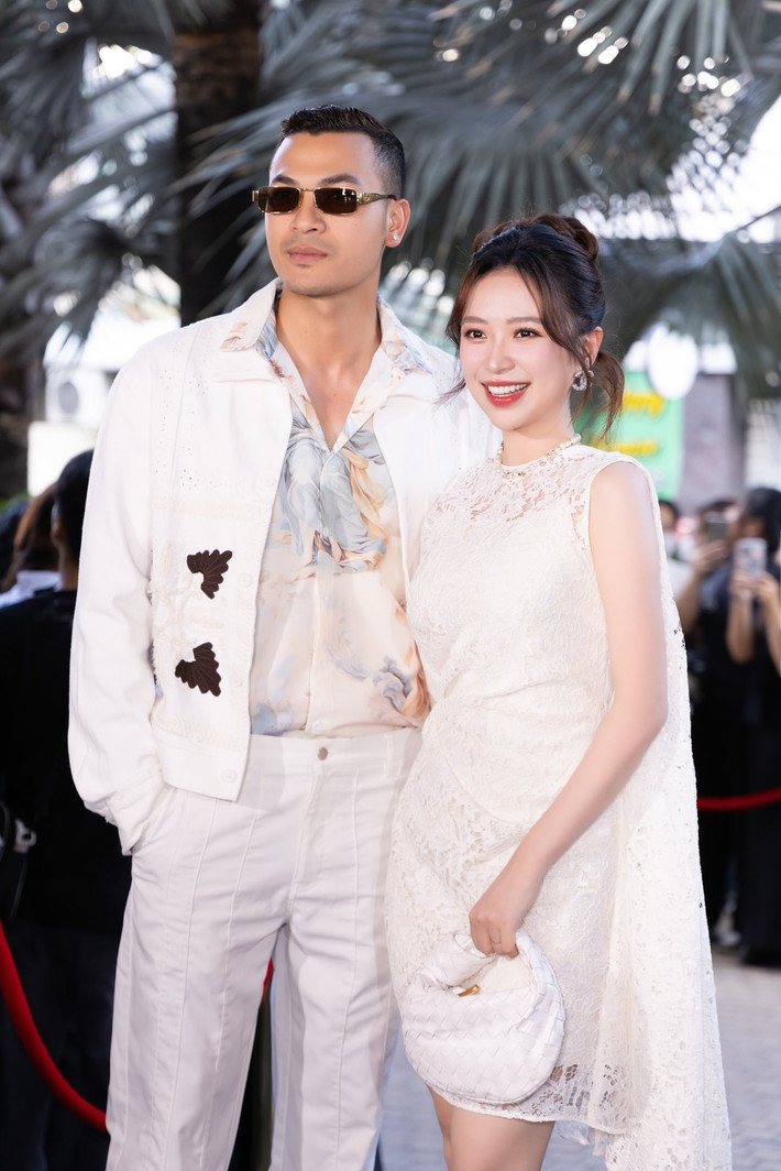 Vũ Tuấn Việt chia sẻ trên Tiền Phong, ngoài lúc đi làm phim, anh cố gắng chia sẻ công việc nhà cùng vợ. Ảnh: FB Kim Oanh.