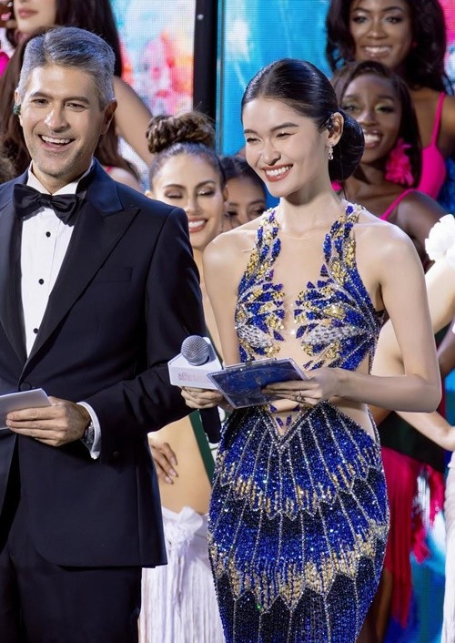 Thùy Dung làm MC song ngữ Việt - Anh trong chung kết Miss Earth 2023. Ảnh: Instagram Thùy Dung.