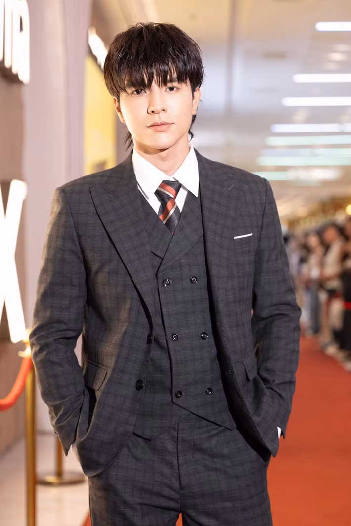 Về cát-sê, chia sẻ trên Dân Việt, Steven Nguyễn cho biết, mức thù lao hiện tại đã tốt hơn trước, song đó không phải là lý do khiến anh theo nghề. “Tôi từng đi quay với cát-sê vài trăm nghìn một ngày. Có lúc chỉ cần được đi diễn, được tham gia nghệ thuật là đã hạnh phúc rồi. Nếu quá đặt nặng cát-sê, có lẽ tôi đã bỏ nghề từ lâu”, nam diễn viên tâm sự. Ảnh: FB Steven Nguyễn.