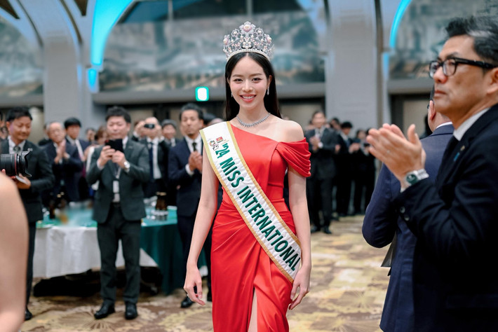 Cô viết: "Thủy xin gửi lời cảm ơn sâu sắc đến tổ chức Miss International, bà Akemi Shimomura, các giám khảo, ông Stephen Diaz và toàn bộ đội ngũ hậu trường. Nhờ danh hiệu này, Thủy đã có cơ hội trưởng thành, bước ra thế giới rộng lớn và mở rộng dự án nước sạch không chỉ tại Việt Nam mà còn mang đến Angola". Ảnh: FB Thanh Thủy.