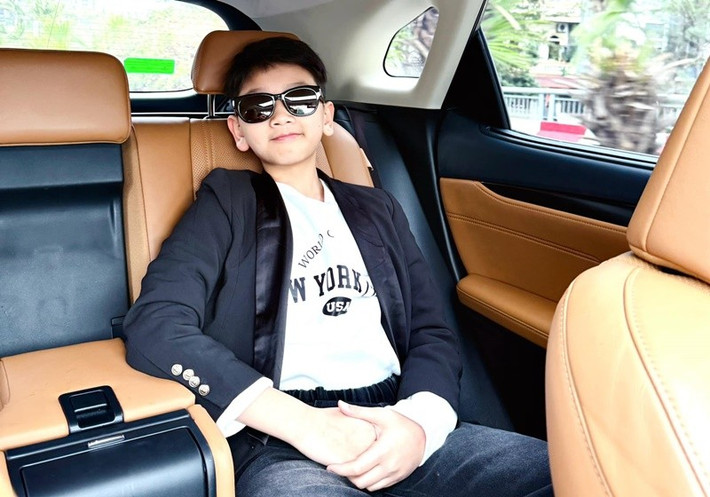 Quý tử nhà Lã Thanh Huyền ngồi xe hơi sang trọng khi di chuyển. Ảnh: FB Lã Thanh Huyền.