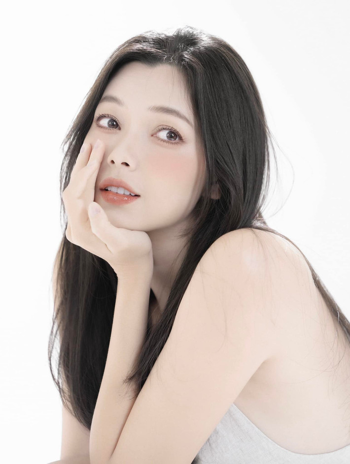 Nữ diễn viên Xuân Văn sinh năm 1988, sở hữu vẻ ngoài trẻ trung hơn tuổi thật.