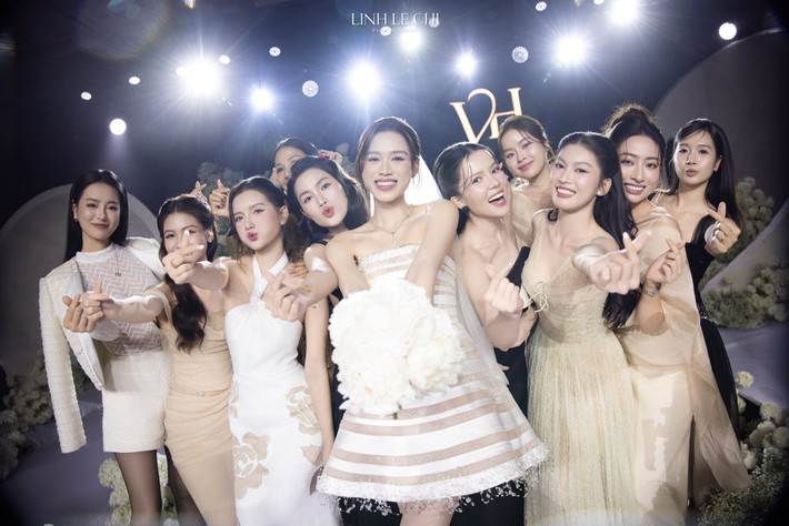 Đỗ Thị Hà cảm ơn người thân, bạn bè. "Cảm ơn những người bạn, người thân yêu quý đã có mặt, khóc cùng chúng mình, nhảy múa đến hết đêm và dành cho chúng mình những lời chúc đẹp đẽ nhất. Tình cảm đó, chúng mình sẽ luôn nhớ mãi”, nàng hậu viết.