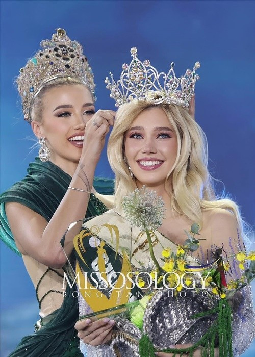Tối ngày 5/11, Natalie Puskinova được Jessica Lane trao vương miện Miss Earth - Hoa hậu Trái đất 2025. Ảnh: Missosology.