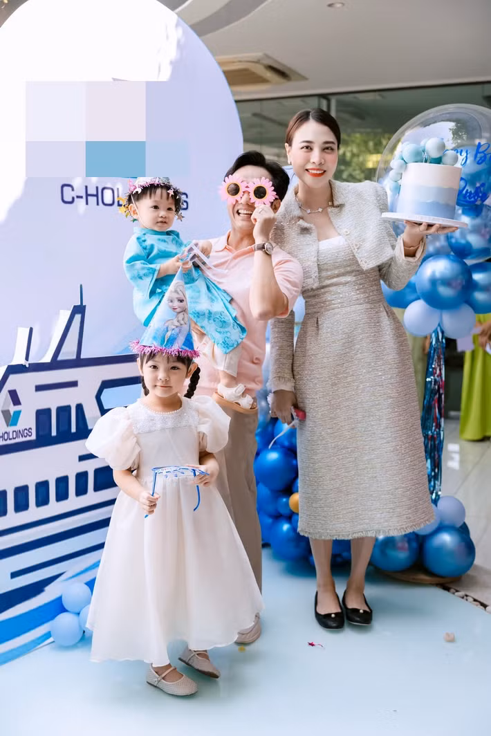 Đàm Thu Trang và Cường Đô La dành nhiều thời gian rảnh rỗi cho các con nhỏ. Ảnh: FB Đàm Thu Trang.