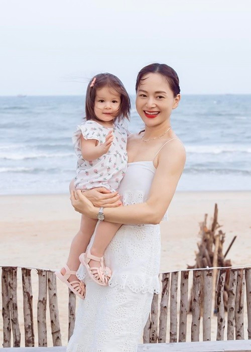 Theo Znews, trong phiên tòa sơ thẩm xét xử vụ ly hôn, Lan Phương được giao quyền nuôi hai con gái, chồng cũ phải chu cấp 40 triệu đồng mỗi tháng cho đến khi các con trưởng thành hoặc hai bên có thỏa thuận mới. Ảnh: FB Lan Phương.