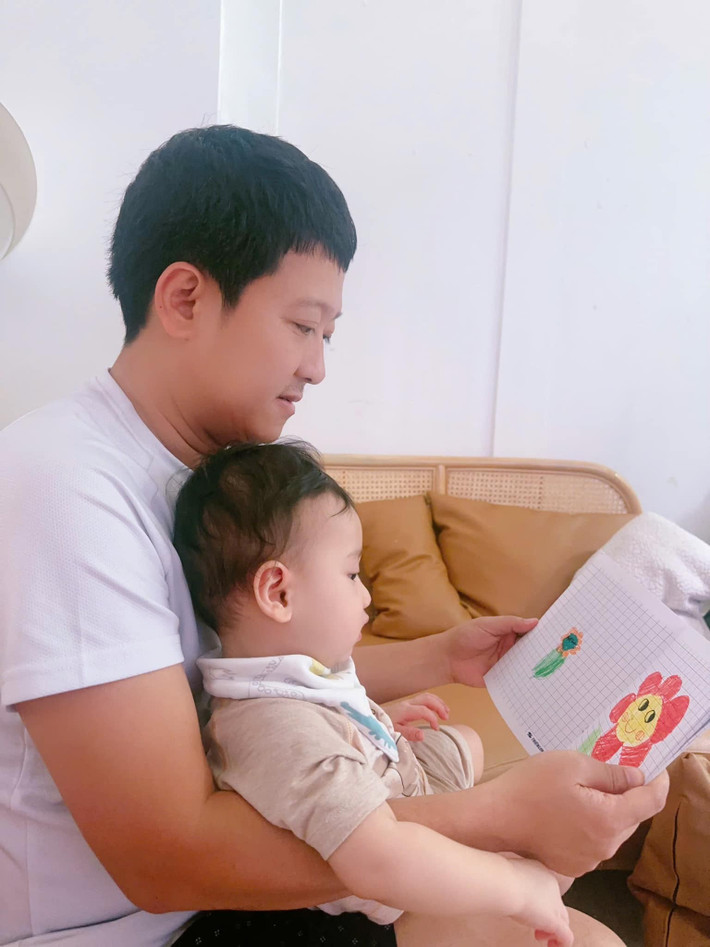 Trường Giang và hai con quấn quýt không rời khiến Nhã Phương 'than thở' bị chồng con cho ra rìa. Ảnh: FB Trường Giang.
