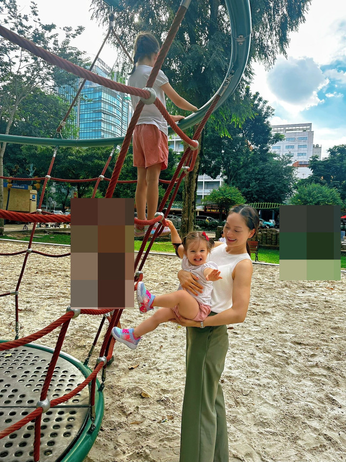 Lan Phương dành toàn bộ thời gian cho các con. "Ở đây, 3 mẹ con Phương thực sự cách biệt với mọi thứ, hầu như không nghĩ, không xem điện thoại, không lo lắng hay căng thẳng với bất cứ thứ gì", cô viết trên trang cá nhân. Ảnh: FB Lan Phương.