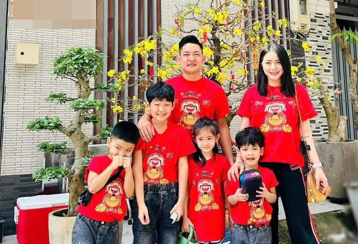 Thành Đạt tái hôn với ca sĩ Hải Băng vào năm 2016. Cặp đôi có ba người con chung. Ảnh: FB Hải Băng.