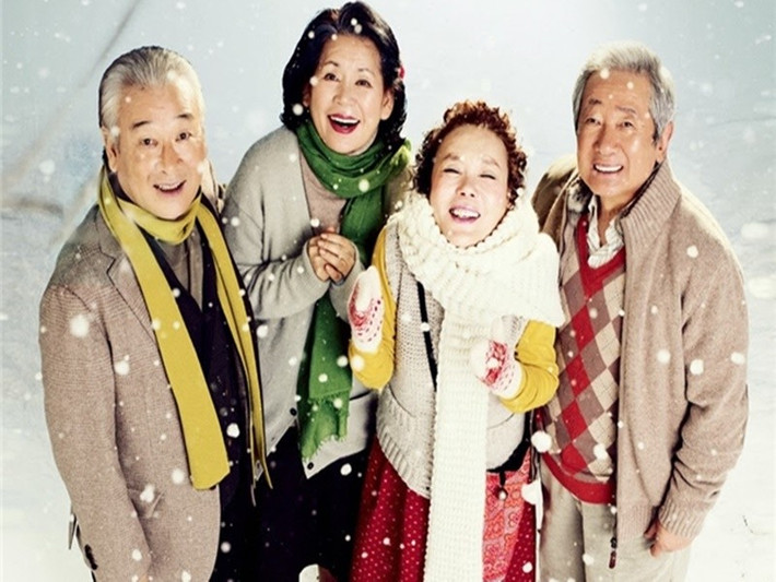 Lee Soon Jae còn tham gia phim Hoa nở muộn. Theo Đời Sống Pháp Luật, trong Hoa nở muộn, Lee Soon Jae vào vai một ông già hay to tiếng Kim Man Seok. Ông Kim vô tình gặp bà lão thu gom phế liệu họ Song ở một sườn dốc và bắt đầu trò chuyện với nhau. Ảnh: Đời Sống Pháp Luật.