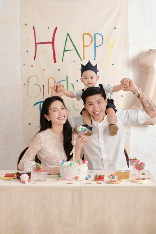 Dù còn nhỏ, quý tử nhà Doãn Hải My đã sớm trở thành “tâm điểm” trong những lần xuất hiện cùng bố mẹ.