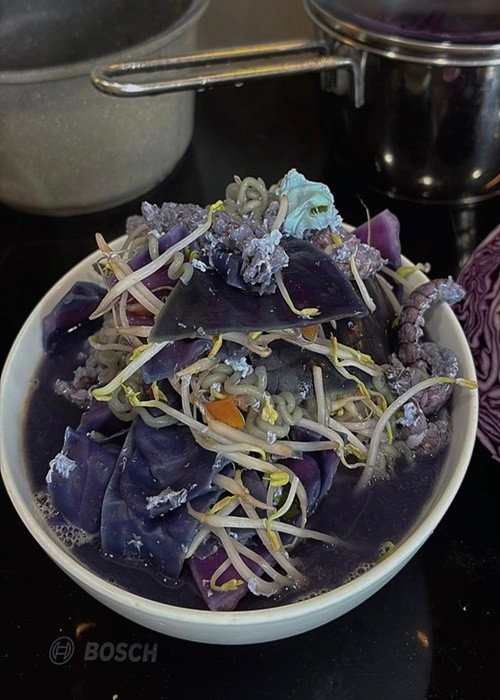 Ngọc Huyền khoe Đình Tú vào bếp nấu ăn. “Đình Tú bảo đừng ăn mì cay ở ngoài, ở nhà anh nấu cho vừa sạch vừa ngon. Thành quả 2 bát mì mua nguyên liệu tự nấu giá 357.000 đồng”, Ngọc Huyền chia sẻ. Ảnh: FB Ngọc Huyền.