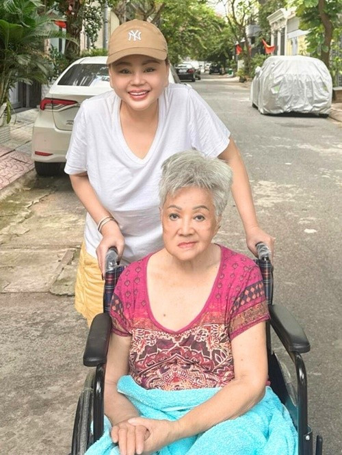 “Tất cả mọi hoạt động hàng ngày của mẹ giờ đều do tôi lo. Tôi cũng có thuê thêm một cô giúp việc để phụ giúp. Vì bệnh của mẹ không phải một ngày một bữa mà luôn cần có người chăm sóc riêng”, Lê Giang trải lòng. Ảnh: Người Đưa Tin.
