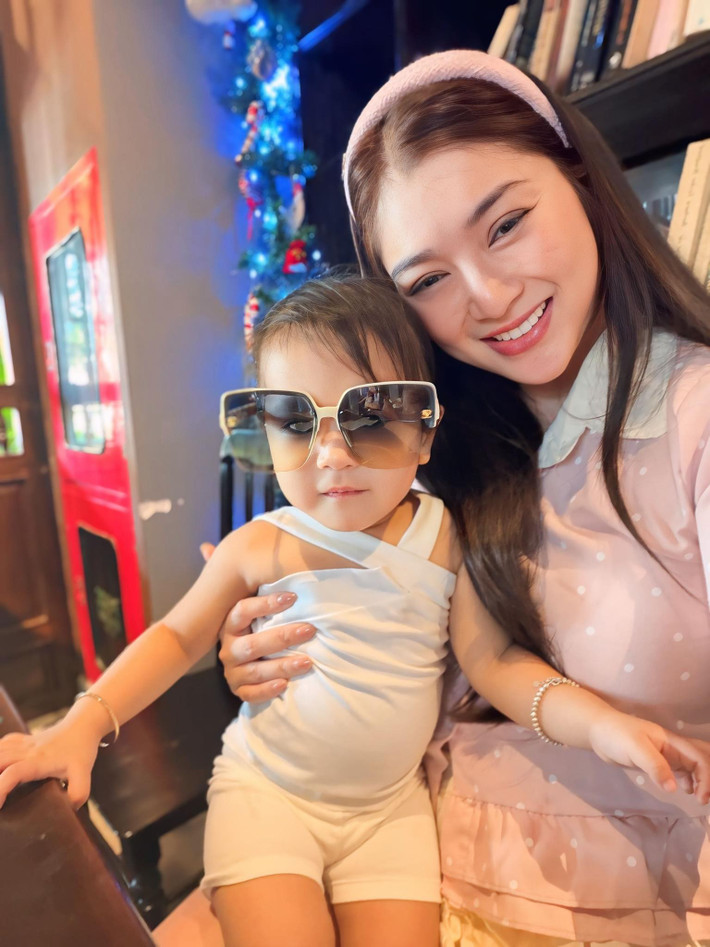 Con gái của Thanh Trúc càng lớn càng đáng yêu, được xem là bản sao nhí của Châu Khải Phong.