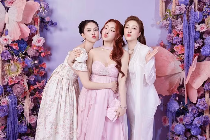 Lý Thùy Chang giữ được thân hình gợi cảm, quyến rũ cùng gương mặt trẻ trung. Nữ doanh nhân theo đuổi phong cách 'dát đồ hiệu".