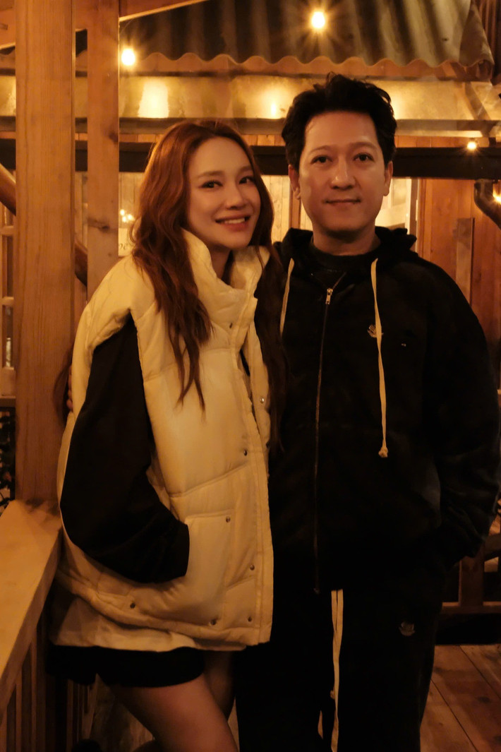 Đối với Trường Giang và Nhã Phương, điều quý giá nhất mà cả hai nhận được không phải ánh hào quang sân khấu hay những giải thưởng lấp lánh, mà chính là sự hiện diện ấm áp của mọi người trong từng khoảnh khắc vui buồn của cuộc đời mình. Ảnh: FB Trường Giang.