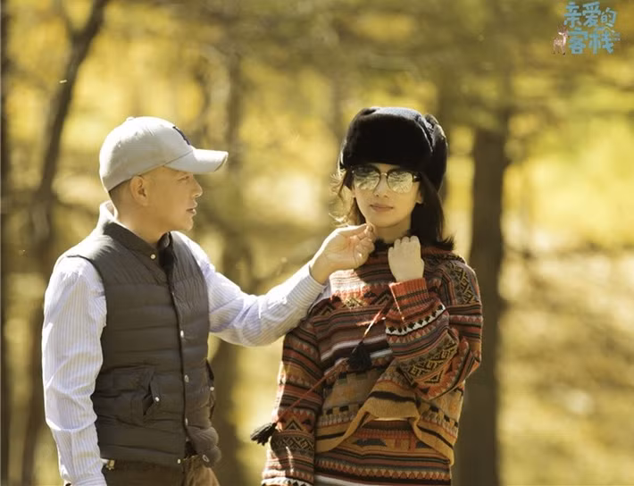 Cuộc hôn nhân của nữ diễn viên ngày càng viên mãn. Vương Kha hiện trở thành hậu phương vững chắc, thường xuyên đồng hành cùng vợ trong các sự kiện và công việc. Ảnh: Elle.