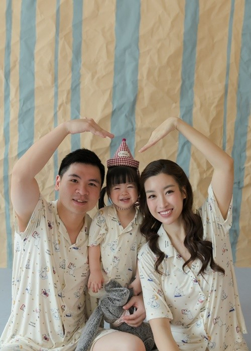 Gọi chồng là “bạn đồng hành”, Đỗ Mỹ Linh nhắn nhủ nửa kia: “Được chứng kiến bạn trưởng thành hơn mỗi năm, suy nghĩ nhiều hơn, trăn trở nhiều hơn, nhiều trọng trách hơn… Chỉ chúc bạn thêm tuổi mới nhiều sức khỏe, ngủ ngon sâu giấc, luôn vui vẻ tích cực và mãi là điểm tựa vững chắc cho hai mẹ con tôi nhé”. Ảnh: FB Đỗ Mỹ Linh.