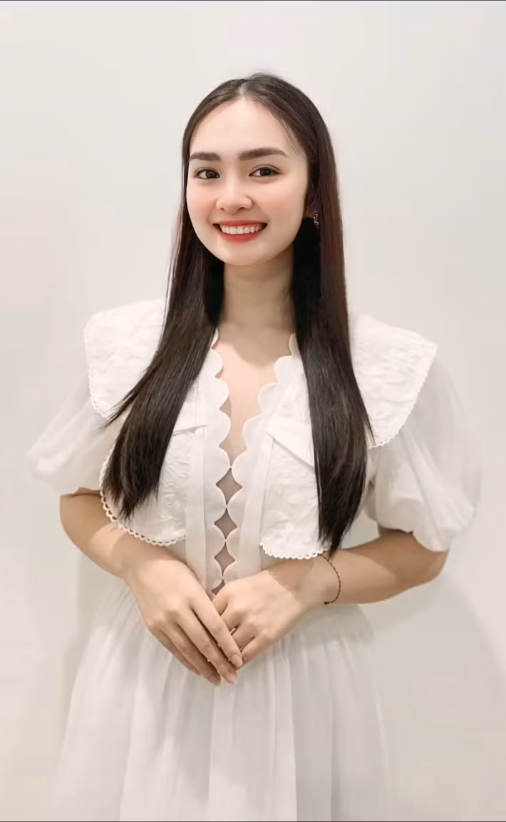 Nữ ca sĩ sinh năm 2002 nhận được nhiều lời khen về nhan sắc lẫn phong cách thời trang. Ảnh: FB Thiện Nhân.