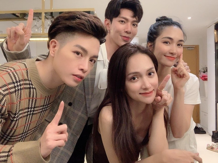 Erik và Đức Phúc - 2 thành viên khác trong nhóm Hoa Dâm Bụt của Hòa Minzy cũng thân thiết với Hương Giang. Ảnh: FB Hòa Minzy.