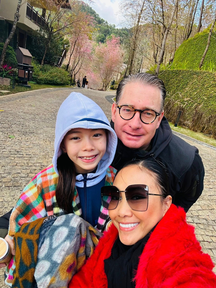 Khi đón Tết ở Việt Nam, Johan từng khá lạ lẫm với phong tục cúng giao thừa, mặc áo dài đi chùa đầu năm hoặc lì xì lấy hên. Đây cũng là những điều khiến chồng Đoan Trang ấn tượng và thích đón Tết truyền thống tại Việt Nam. Ảnh: FB Đoan Trang.