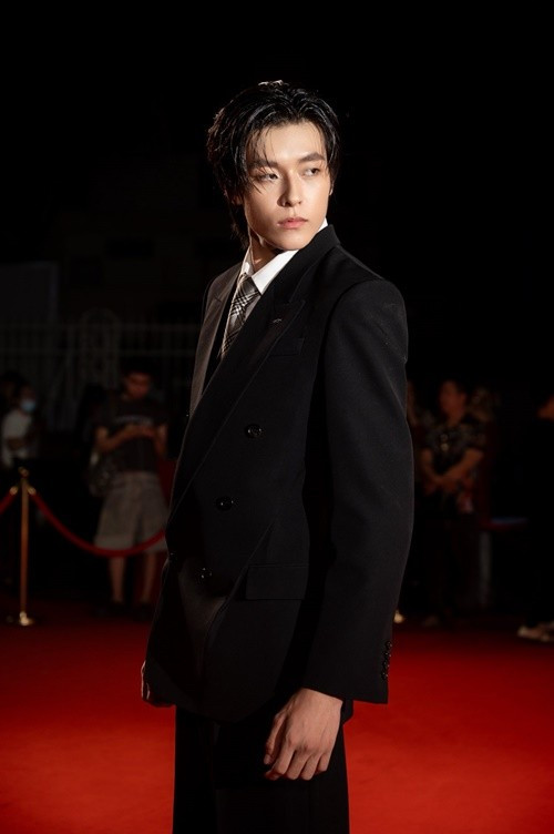 Nam diễn viên phim “Thỏ ơi” theo học ngành Truyền thông đa phương tiện, chuyên ngành Sản xuất phim, có cơ hội tham gia thực tế tại các đoàn phim và tìm hiểu quy trình làm nghề. Những trải nghiệm này phần nào hỗ trợ anh khi chuyển hướng sang diễn xuất.