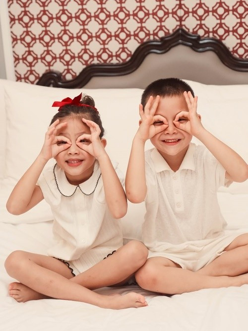 Lisa trông chững chạc, điềm đạm còn Leon lém lỉnh. Ảnh: Instagram Hồ Ngọc Hà.