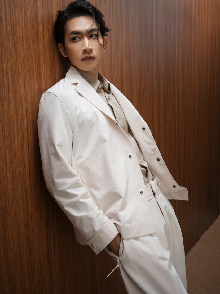 Phía Võ Cảnh từng tâm sự: "Mình tin rằng, không phải bất cứ mối tình nào khép lại cũng cần có một người đúng và một người sai. Đôi khi, hai người từng thương nhau thật lòng, từng dành cho nhau những gì tốt đẹp nhất, nhưng đến một thời điểm nào đó, họ chọn dừng lại đơn giản vì những lý do riêng mà chỉ người trong cuộc mới biết”. Ảnh: FB Võ Cảnh.