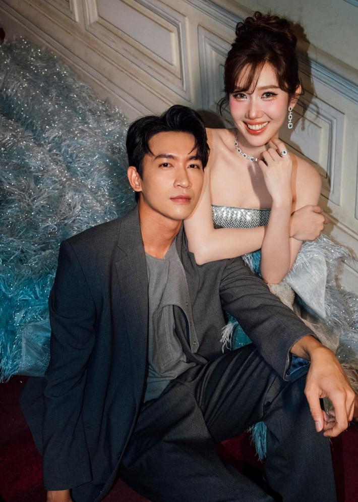 Võ Cảnh và Thúy Ngân đóng chung phim 7 năm chưa cưới sẽ chia tay lên sóng năm 2024. Sau đó, cả hai thân thiết tại các sự kiện và đời thường. Ảnh: Vietnamnet.