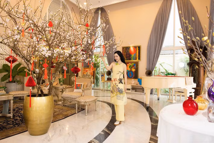 Biệt thự rộng 1.000 m² của Giáng My được trang hoàng từ cuối tháng 1. Trên trang cá nhân, cô khoe không gian phòng khách ngập tràn sắc xuân. Ảnh: FB Giáng My.