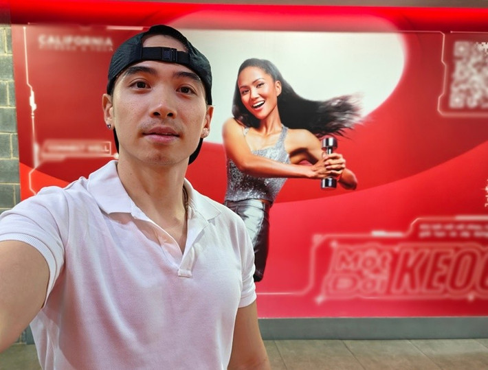 Tuấn Khôi cưng chiều H’hen Niê. Anh gọi vợ là “nàng thơ”, thường xuyên vào bếp nấu ăn cho vợ. Ảnh: FB Tuấn Khôi.