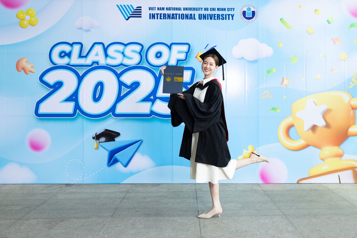 Bảo Ngọc tâm sự, cô biết hành trình học tập và tốt nghiệp của mình nhận được sự quan tâm của nhiều người. "Ngọc thật sự trân trọng điều đó, vì chính sự đồng hành ấy đã giúp Ngọc vững vàng hơn trên con đường mình đã chọn", người đẹp viết.