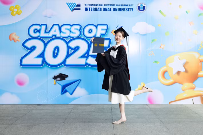 Bảo Ngọc tâm sự, cô biết hành trình học tập và tốt nghiệp của mình nhận được sự quan tâm của nhiều người. "Ngọc thật sự trân trọng điều đó, vì chính sự đồng hành ấy đã giúp Ngọc vững vàng hơn trên con đường mình đã chọn", người đẹp viết.