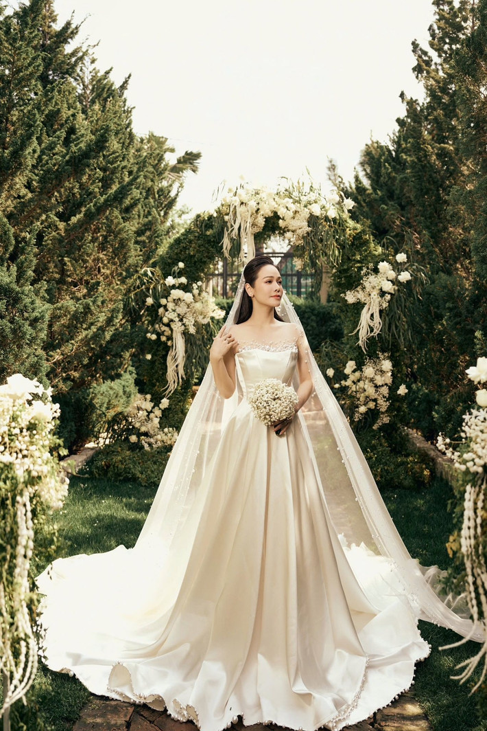 Nhật Kim Anh khoe vẻ đẹp mặn mà khi hóa cô dâu. Vào tháng 5/2025, chỉ sau 5 tháng sinh nở, nữ diễn viên giảm được hơn 20kg nhờ tập gym. "Mình tập phải tập nhẹ nhàng và đúng kỹ thuật, đúng bài tập dành cho mẹ sau sinh. Chứ không phải là tập nặng hay mạnh", Nhật Kim Anh tiết lộ việc tập luyện.