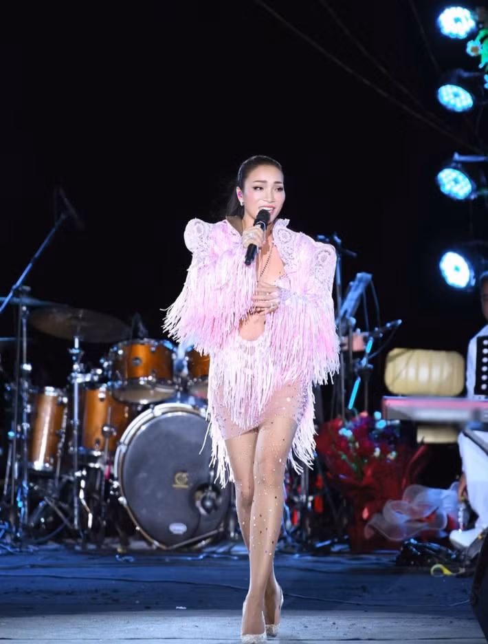 Hồng Ngọc gửi lời biết ơn sâu sắc nhất đến khán giả, những người đã đi cùng cô qua nhiều năm tháng, nhiều đoạn đường rất dài trong cuộc đời làm nghề. “Những tràng pháo tay, những tin nhắn động viên, những cái ôm ngoài sân khấu… tất cả là nguồn sức mạnh giúp tôi đứng vững mỗi khi mệt mỏi, để tin rằng tiếng hát của mình vẫn còn được ai đó đón nhận và thương yêu. Cảm ơn vì đã không quên tôi. Cảm ơn vì đã thương tôi theo cách bình yên và đầy tử tế. Tự đáy lòng mình, tôi trân trọng tất cả”, cô cho biết.