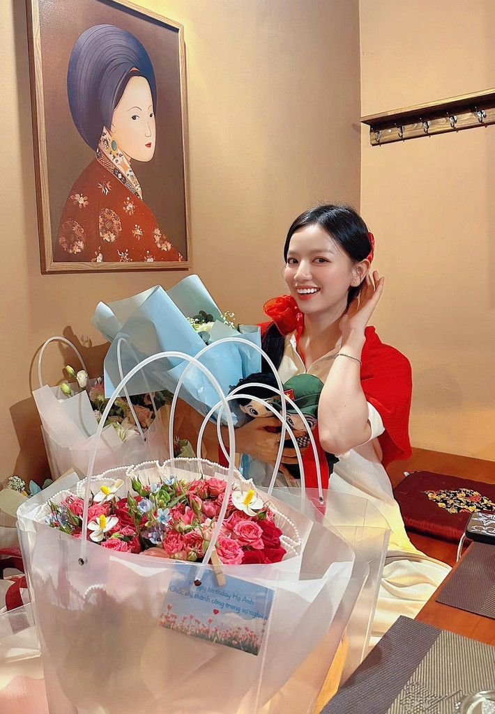 Lê Hạ Anh cho biết, sinh nhật năm nay thật đặc biệt khi cô được đón mừng tuổi mới cùng đoàn phim và khán giả của Mưa đỏ.