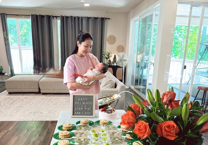 Vợ kém 17 tuổi của Lam Trường bồng bế con trai đang say ngủ. Ảnh: FB Yến Phương.