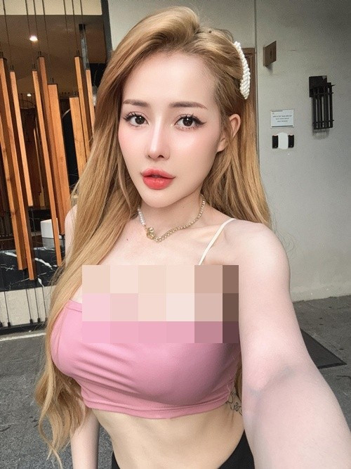 Theo Đời Sống Pháp Luật, chia sẻ về lý do công khai dao kéo, hot girl thị phi cho biết: "Tôi luôn thích chia sẻ mọi thứ về mình cho mọi người biết. Mọi thứ tôi chia sẻ đều là những gì tôi trải nghiệm trong cuộc sống của chính mình". Ảnh: FB Ngân 98.