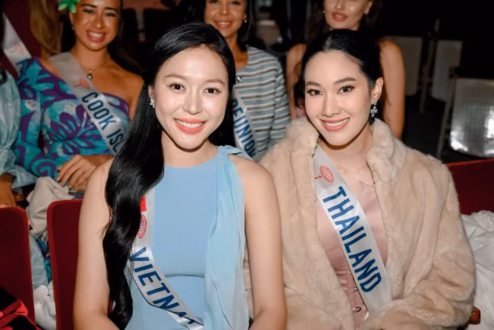 Theo Dân Việt, mới đây, ban tổ chức Miss International 2025 đăng tải video phỏng vấn đại diện Việt Nam . Cuộc trò chuyện được thực hiện ngay trong ngày đầu tiên người đẹp nhập cuộc. Nhiều khán giả đánh giá cao khả năng nói tiếng Anh của Kiều Duy. Ảnh: Miss International 2025.