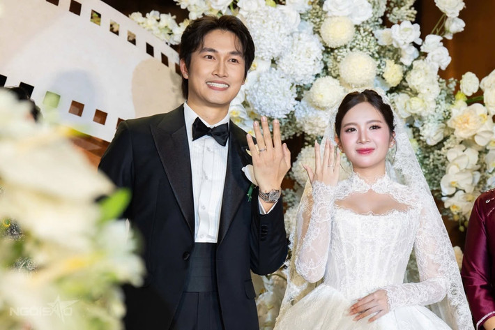 Tối ngày 6/11, Nguyễn Hoàng Ngọc Huyền và Đình Tú tổ chức hôn lễ. Ít tháng trước, cặp đôi đăng ký kết hôn. Ảnh: Vietnamnet.